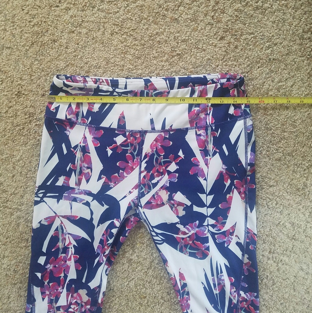 2/ $25 💗 Fabletics Compression Capris - Picture 3 of 7